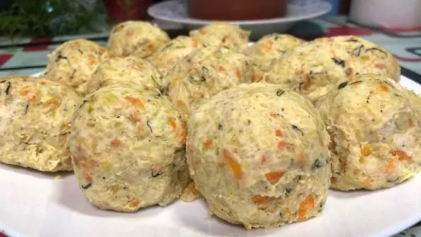 Куриные котлеты с морковкой и зеленью на пару в мультиварке Куриные котлеты с морковкой и зеленью на пару в мультиварке