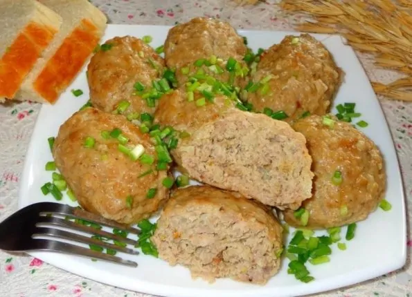 Куриные котлеты с хлебом на пару в мультиварке Куриные котлеты с хлебом на пару в мультиварке
