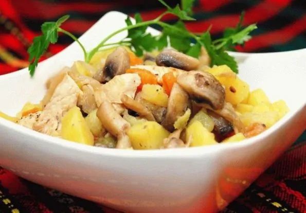 Тушеная картошка с грибами и куриным филе в мультиварке Тушеная картошка с грибами и куриным филе в мультиварке