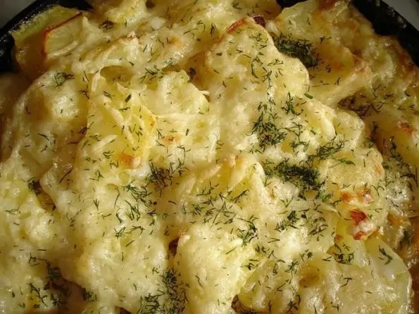 Курица, запеченная с картошкой в мультиварке с сыром и сметаной Курица, запеченная с картошкой в мультиварке с сыром и сметаной